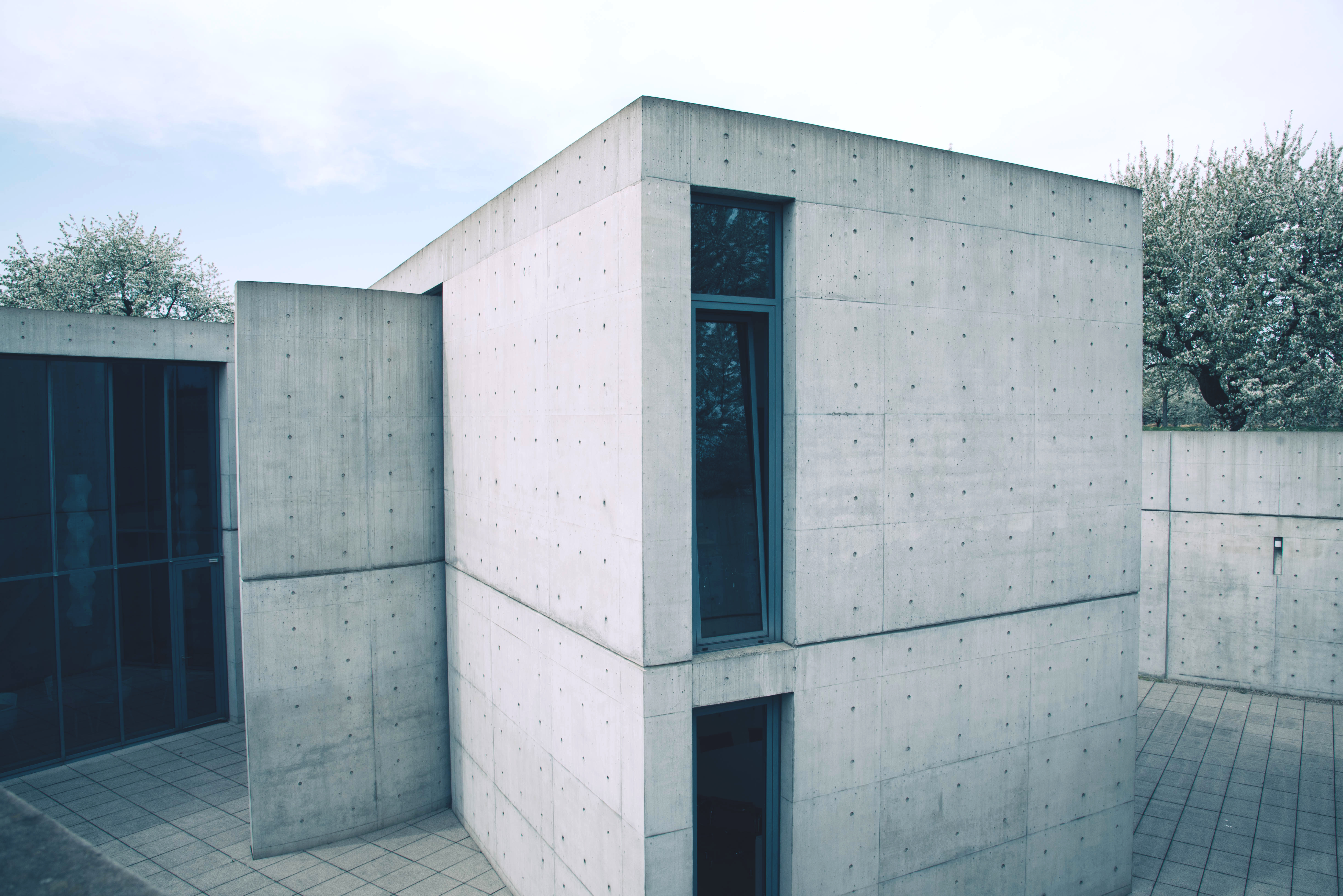 Også Tadao Ando har bygget på Vitra Campus i Tyskland. Her hans konference pavillon i in-situ støbt beton fra 1993.